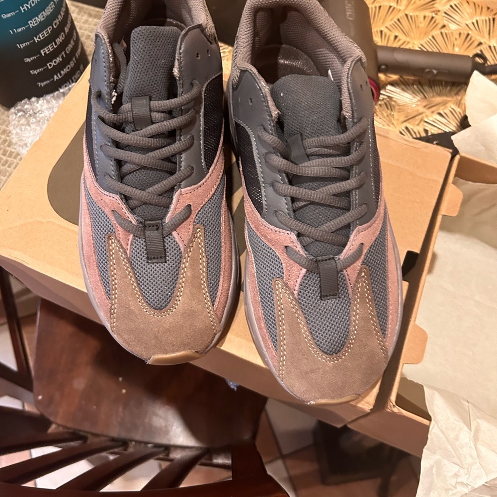 Yeezy 700 mauve